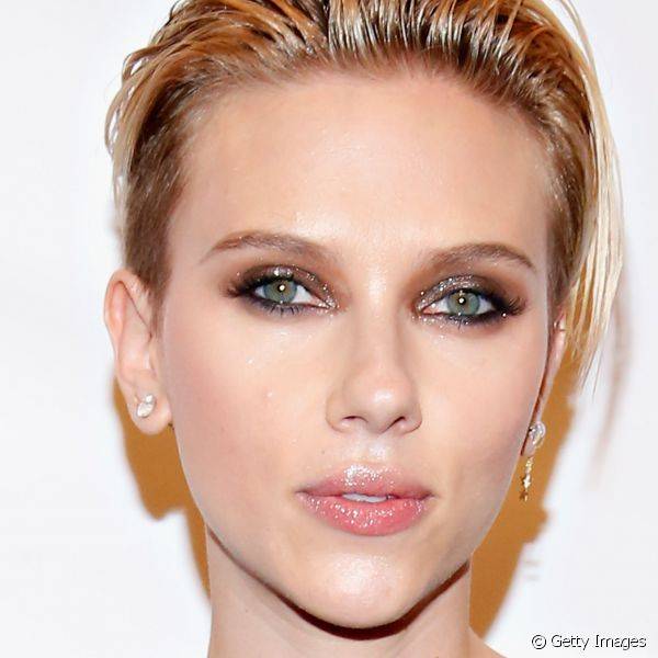 Para comparecer a uma premia??o de filmes ndeoendentes, Scarlett Johansson investiu todas as fichas de sua maquiagem em um esfumado marrom dram?tico que contou com glitter como finaliza??o